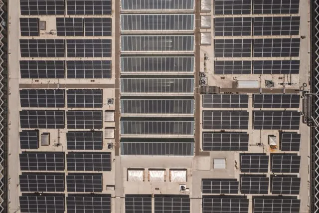 Panouri fotovoltaice pe blocurile de apartamente: cum funcționează asocierea