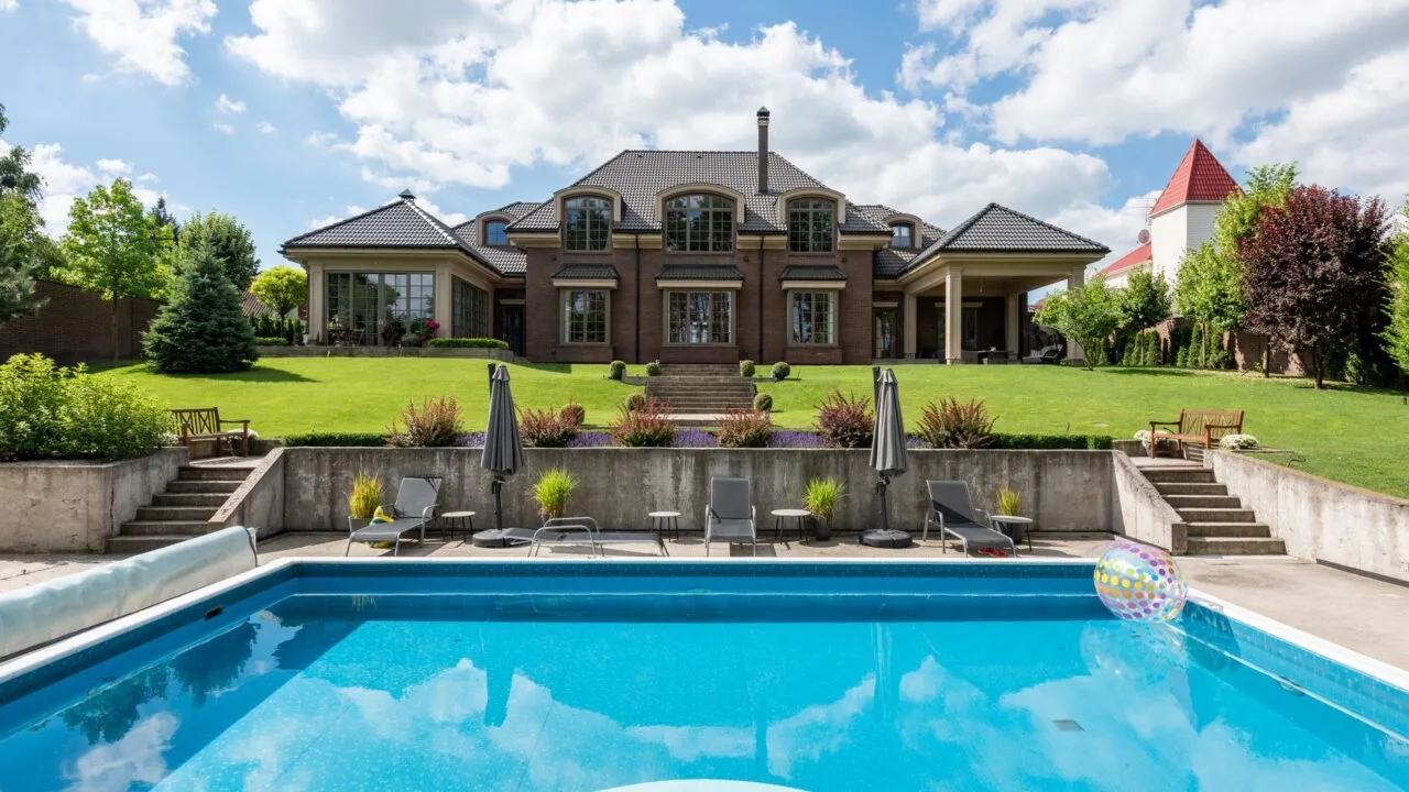 Piscine și amenajări exterioare: ce presupune un proiect de curte de lux — REAL ESTATE PROPERTY NEWS