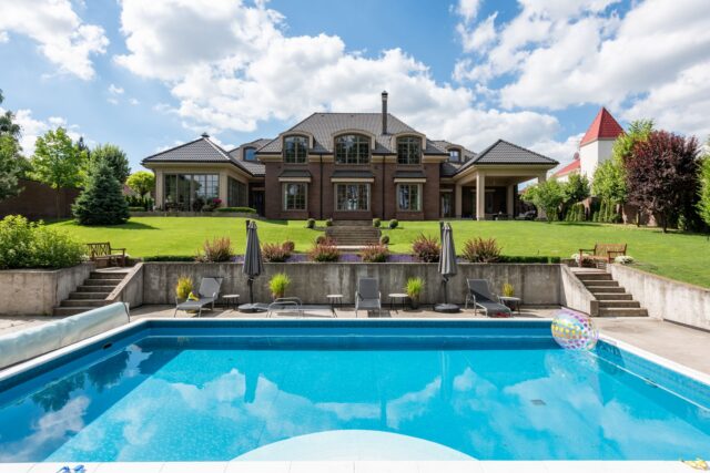 Piscine și amenajări exterioare: ce presupune un proiect de curte de lux — REAL ESTATE PROPERTY NEWS