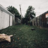 Apartament în renovare, cu găleți de vopsea, scule și pereți proaspăt gletuiți