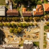 Șantier de infrastructură urbană lângă blocuri de locuințe dintr-un cartier în dezvoltare