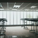 Spațiu de birouri modern și gol, cu ferestre mari și pardoseală luminoasă, pregătit pentru amenajare