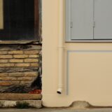 Pată de mucegai în colțul unui perete, lângă fereastră, cauzată de o punte termică